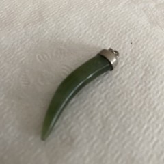 VTG 1950s Natural Jade Horn Tusk Pendant Silver Tone Bail Classy Retro ✳️