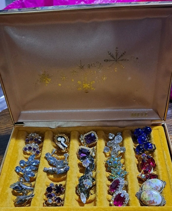 Lovely Vintage Mele Jewelry Box With 14 Pairs Of Vintage Earrings Rhinestone