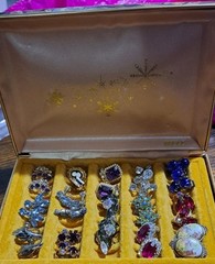 Lovely Vintage Mele Jewelry Box With 14 Pairs Of Vintage Earrings Rhinestone