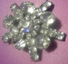 Beautiful vintage glass/crystal brooch, no stones missing, very nice, no brand