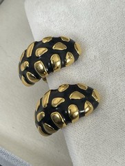 Vtg Signed Graziano Raised Gold Tone Design & Black Enamel Clip On Earrings 1”