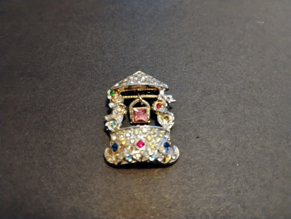 Vintage Rhinestone Wishing Well Pin Brooch Silver Tone 1.25″X1″ Unsigned