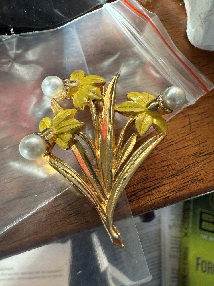 VTG 2” GENERAL MFG YELLOW ENAMEL FLOWER Pin/Brooch- Costume Jewelry