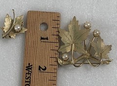 Sarah Coventry Set Brooch & Earrings Cultured Pearl Maple Leaf 7989 – Vintage