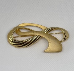Vintage Signed Tona Ribbon Brooch Brushed and Textured Gold Tone Swirl Design