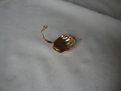 VTG 1970s SCALLOPED SEASHELL GOLD TONE HINGED W/ SAFETY CATCH DRESS/SCARF CLIP