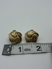 Crown Trifari Round Gold Tone Swirl/Flower Clip On Earrings Vintage