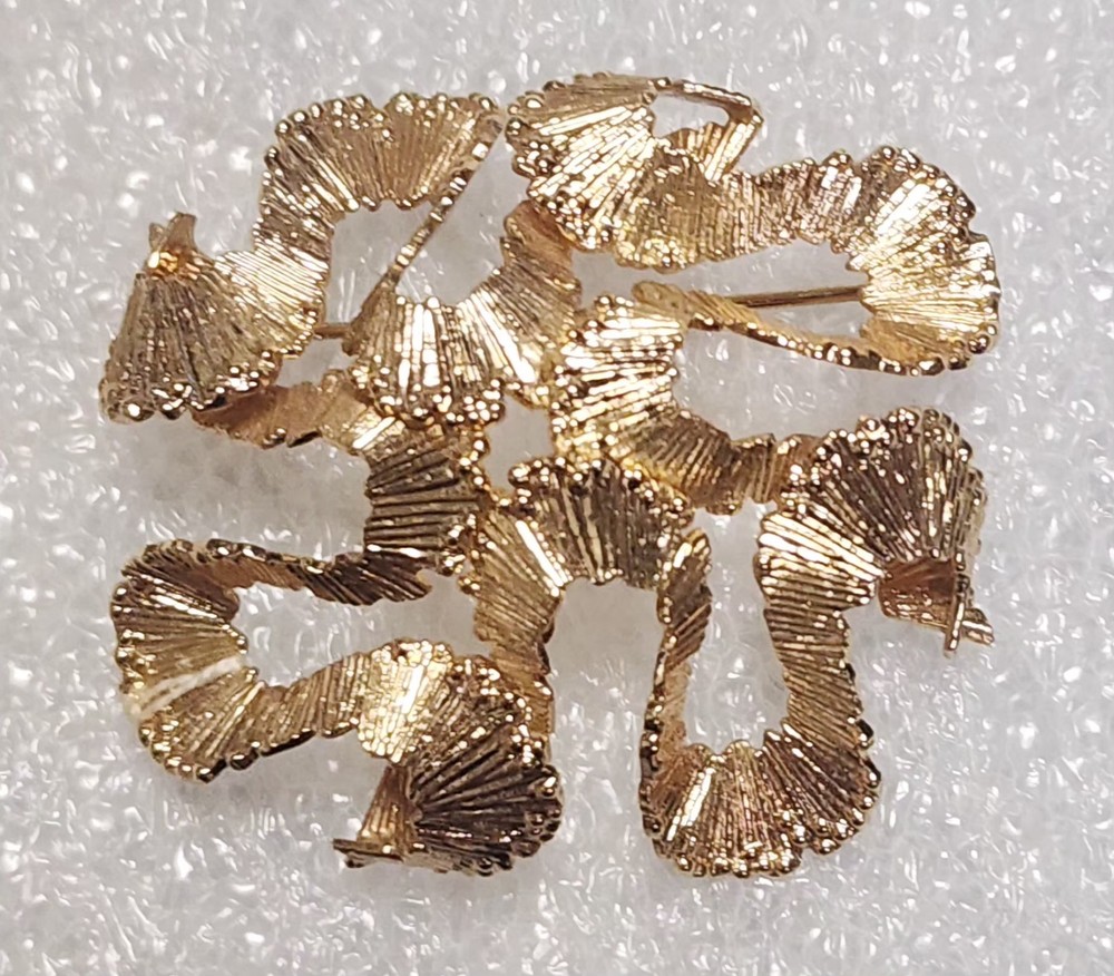 Henkel Grosse Germany 1968 Signed Textured Abstract Gold Tone Brooch Pin C647
