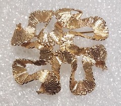 Henkel Grosse Germany 1968 Signed Textured Abstract Gold Tone Brooch Pin C647