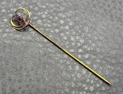 Antique 10K Gold Top Art Nouveau Purple Glass Stone Hat Pin Stick Pin Brooch