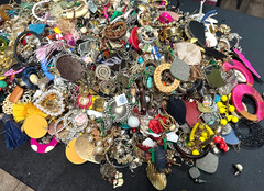 15.8 Pounds Pierced Vintage To Fashion Mixed Metals Earrings Jewelry Lot #69