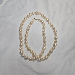 Vtg 1955-1969(C) Trifari Single Strand Pearl Gold Tone Spring Clasped Necklace