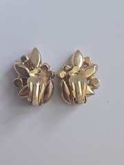 Vtg KRAMER FROSTED AB RHINESTONE FAUX PEARL CLUSTER CLI P EARRINGS