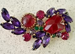 VTG. SIGNED WEISS PURPLE & PINK RHINESTONE BROOCH / RARE FANTASY INVERTED STONE