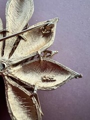 VINTAGE CORO Golden Textured Double Leaf Pin BROOCH ￼2.46”