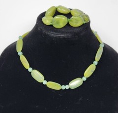 Vintage Green Lucite Faux Jade 18″ Necklace and Elastic Bracelet Set Lightweight