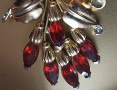 Vintage Gold Tone Fur Clip with Red Stones Bow w/Flowers Design Unsigned