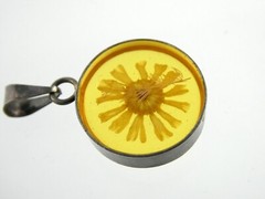 Vintage Sterling Silver Yellowed Resin Daisy Flower Pendant 925 1.25 Inches 3.5g