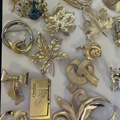 Lot Of 23 Vintage Gold Tone Brooches 18 Signed 5 Unsigned