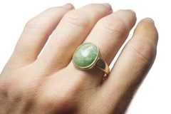 BEAUTIFUL EARLY ANTIQUE 9 CARAT GOLD JADE / JADEITE CABOCHON RING c1800’S