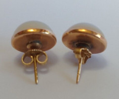 VINTAGE 14K GOLD WHITE JADE CABOCHON STUD EARRINGS