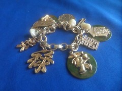 ASIAN GREEN AND WHITE GOLD TONE CHUNKY CHARM BRACELET