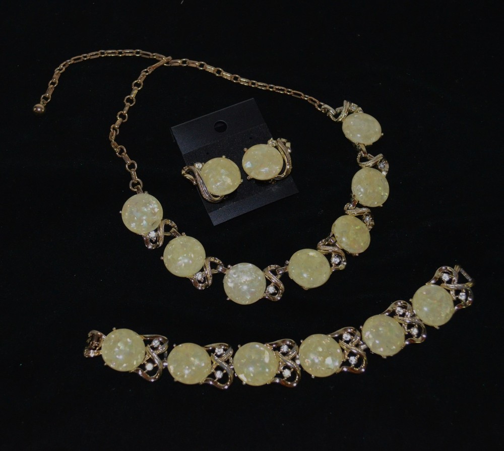 VINTAGE CORO LUCITE THERMOSET NECKLACE BRACELET EARRINGS 3 PC SET