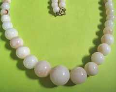 Vintage CREAMY WHITE w/ BROWN SWIRLS Colored Lucite Beaded Choker Necklace