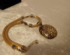 15″ Vintage Goldtone Cable Necklace 2″ Engraved Floral Design Round Pendant