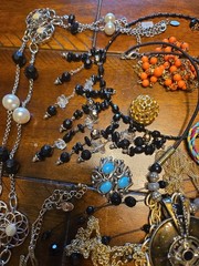 Lot 1 Mixed Lot All Marked Jewelry Anne Klien, Liam Sophia, Joan Rivers, Chaps,