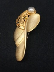 TONA 1970s RARE Matte Gold Tone DERBY DAY Hat With Feather & Faux Pearl Brooch