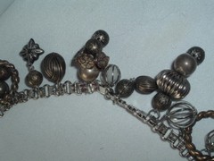 VINTAGE ROXSANN SIGNED RUNWAY ETCHED LINK CHUNKY BRASS DANGLE CHARM NECKLACE