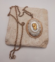 Vintage White Oval Cameo Pendant Gold Tone Chain Necklace 23″