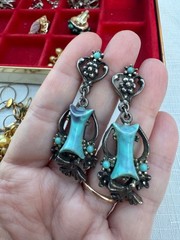 Lot 12 pairs & 10 singles Vintage clip on/screw back Earrings,many signed w/box