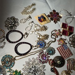 VINTAGE AND MODERN RHINESTONE CRAFT JEWELRY LOT NECKLACE BROOCH EARRINGS