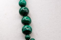 Vintage Malachite Beaded Necklace 16.5″ Graduated Figure 8 Statement Strand 34g