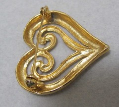 Vintage Signed AAi Shiny Gold Tone Scrolled HEART Brooch 1.5”