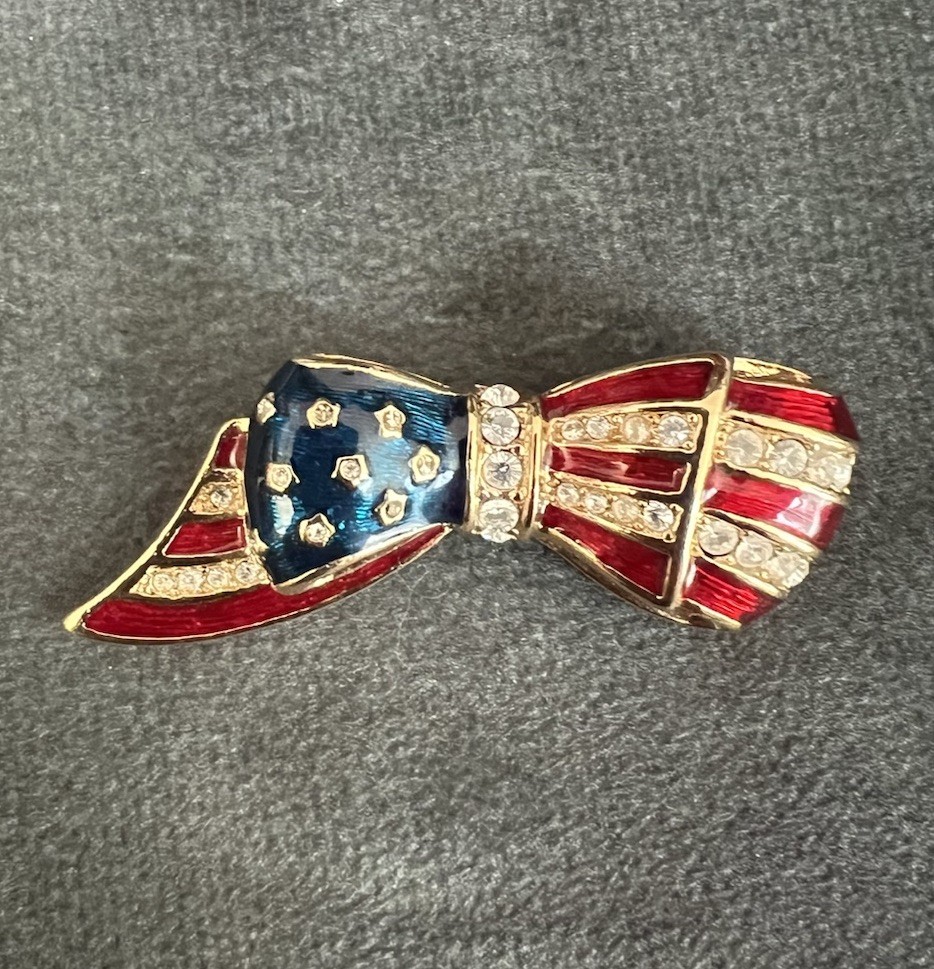 Carolee Flag Brooch Pin Rhinestone Enamel Patriotic Bow Gold Tone New With Tag