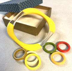 Plastic Lucite Bangle Bracelet Yellow Clear Laminate Mod Retro Spring 6 Rings