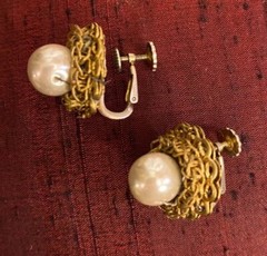 MIRIAM HASKELL Signed Vintage Golden Chains Adj Screwback Baroque Pearl Earrings