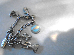 VINTAGE WESTERN THEME CHARMS BRACELET has Kentucky Charm on it