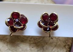 Vtg Flower Clip On Eearings Faceted Red Crystals Rhinestone Layered Gold Tone
