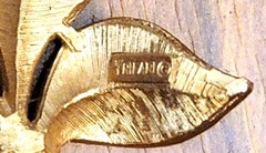 pre-owned vintage costume pin/brooch Trifari’s leaf design gold tone alloy metal