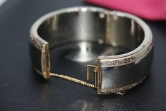 Vintage Silver Alloy Metal Ladies Engraved edge Bangle 1″ Wide Bracelet 6″ 56Gr