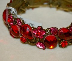 VINTAGE JEWELRY Bracelet Stretchable Red Floral Very Pretty Bracelet!