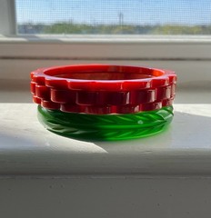 Lot Of 4 Vintage Green Leaf & Marbled Red Daisy Carved Bakelite Bangle Bracelets