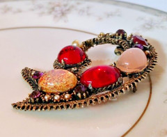 VTG BROOCH Textured Gold Tone Paisley Shape Fire Opal Cabochon Pink Red 2.5 in