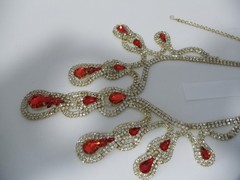 VINTAGE FIRE RED RHINESTONE TEAR DROP STYLE NECKLACE & DANGLE STUD EARRINGS SET