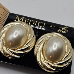 MEDICI VINTAGE NIP STATEMENT CLIP ON EARRINGS Faux Pearl GOLD TONE