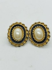 Lady Remington LR vintage goldtone black faux pearl oval clip on earrings